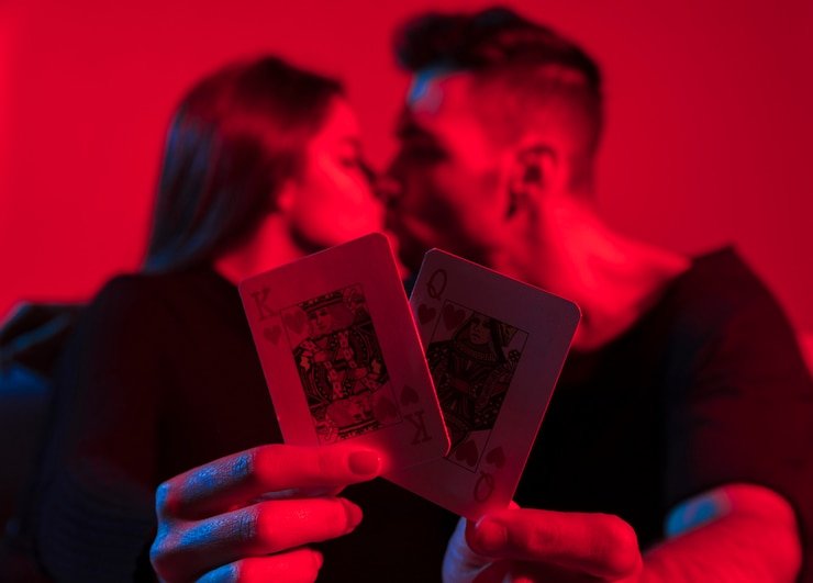 Pengguna mobile memeriksa tampilan situs dengan aman